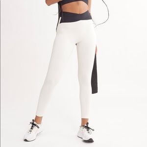 Le Ore Crossover Legging in Canvas/Black, Size S